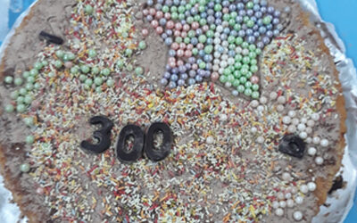 Celebrando 300 en Infantil, decorando tartas
