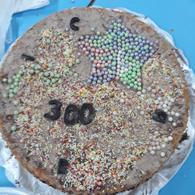 Celebrando 300 en Infantil, decorando tartas